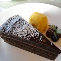 ガトーショコラ　マンゴーソルベ添え