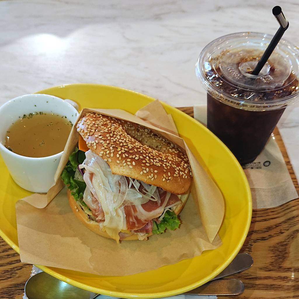 生ハムと野菜のベーグルプレート