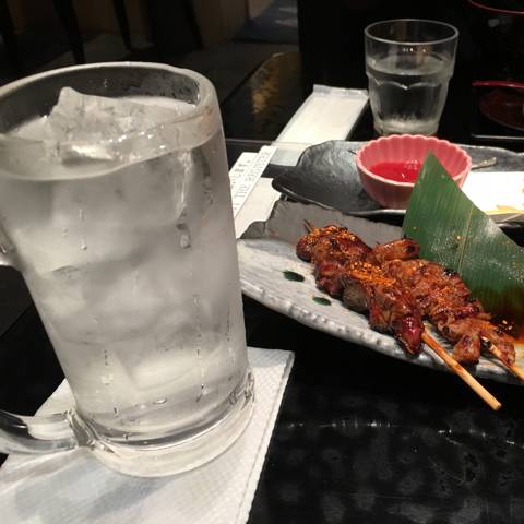 焼き鳥盛り合わせと麦焼酎の水割り