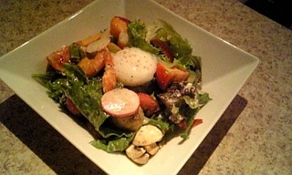 小エビとアボカドと温泉卵のサラダ