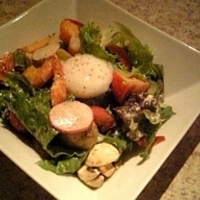 小エビとアボカドと温泉卵のサラダ