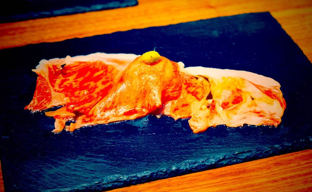 黒毛和牛霜降りサーロイン寿司