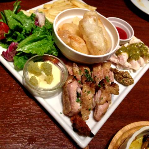 大山鶏プレート（モモ肉のグリル・ムネ肉のフリット・ササミのタタキ）
