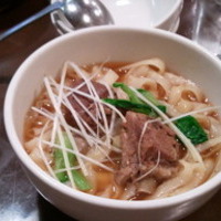 煮込みスペアリブ刀削麺