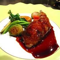 うずらにワイルドライスを詰めた丸ごとロー…