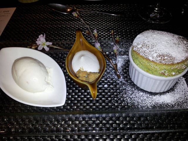 貫井園の狭山緑茶と抹茶のスフレ×桜のアイス