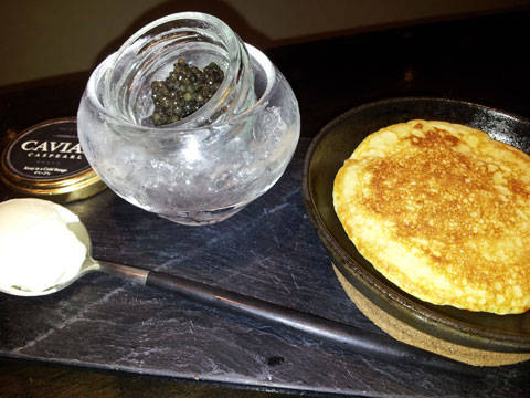 ロシアチョウザメのフレッシュキャビア（焼きたてのブニリ）