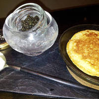 ロシアチョウザメのフレッシュキャビア（焼きたてのブニリ）