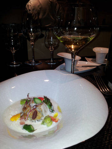 香ばしく焼いた殻牡蠣のムニエル　新玉ねぎのフランとともに