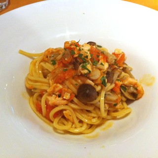 サーモンとフレッシュトマトのパスタ