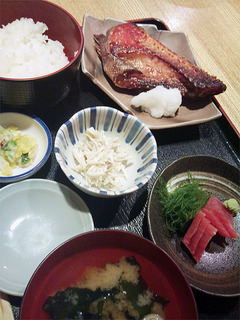 焼魚と刺身の定食