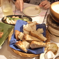 炭火焼き４種のパンのチーズフォンデュ