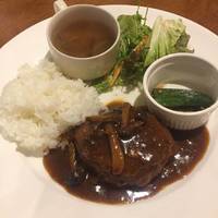 ハンバーグとごはん