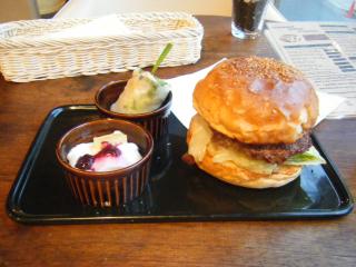 カマンベールトマトバーガー