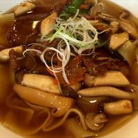 薄切り牛肉と松茸入り３種キノコの幅広麺