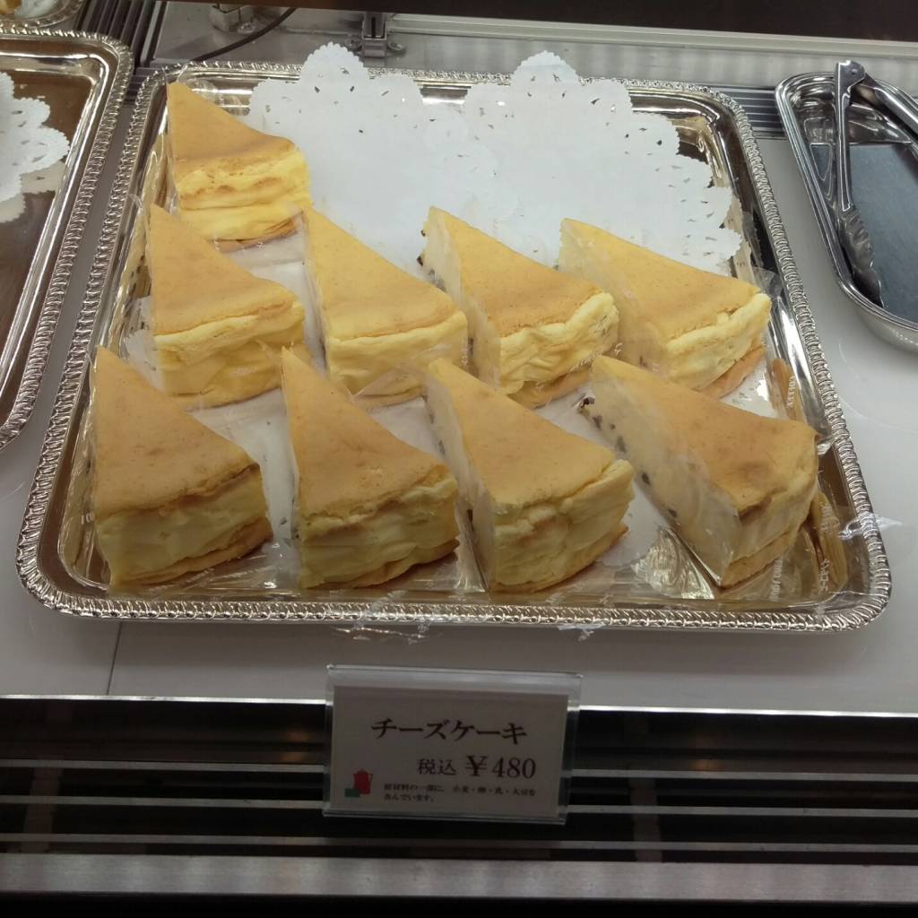 イノダコーヒ本店の、１個４８０円のケーキのチーズケーキの写真