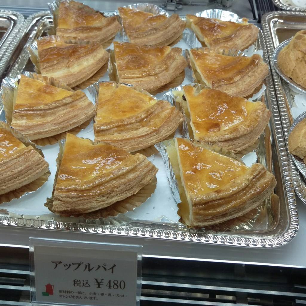 イノダコーヒ本店のケーキは４８０円で、このケーキはアップルパイ。