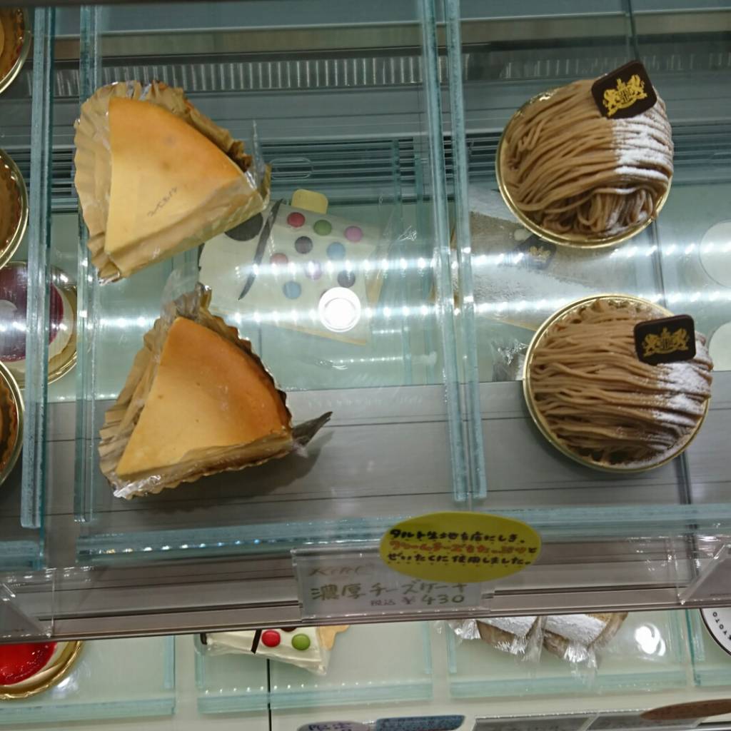 イノダコーヒ本店の、ケーキの中にはモンブランやチーズケーキが揃えてあるんですよ。