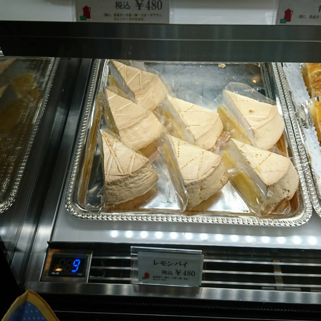 イノダコーヒ本店の、ケーキのレモンパイです。