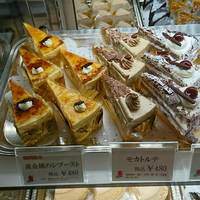 イノダコーヒ本店で食べるケーキの、モカト…