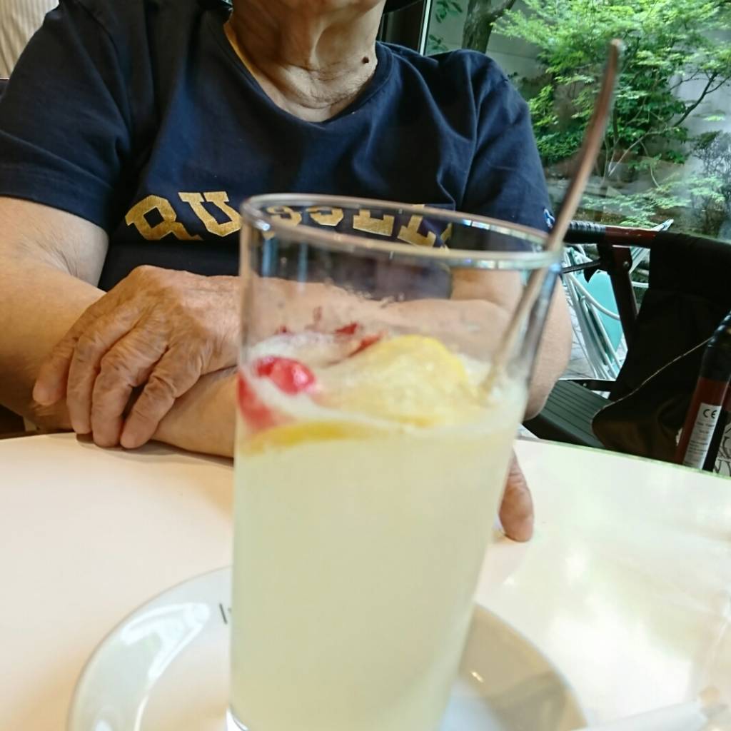 イノダコーヒ本店の、レモンスカッシュのグラスです。