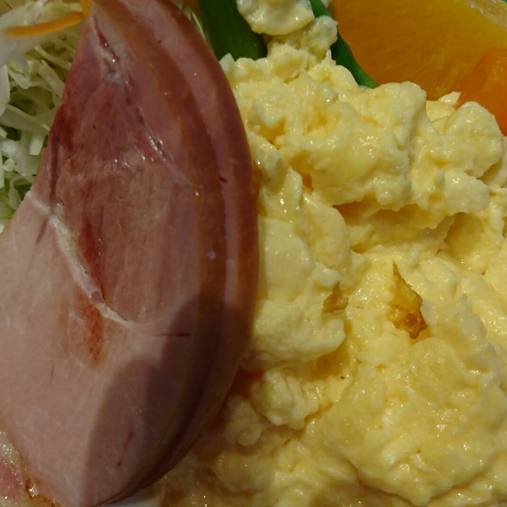 イノダコーヒ本店の、京の朝食のハムとスクランブルエッグです。
