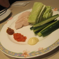 季節野菜と鶏胸肉の三色ディップ