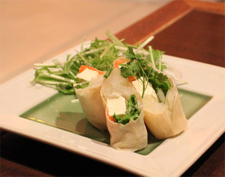 スモークサーモンとクリームチーズの生湯葉巻き