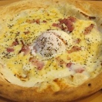 ベーコンのクリームピッツァ