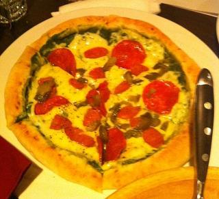 ソーセージとトマトのピザ