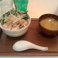 葱塩ダレの蒸し鶏丼