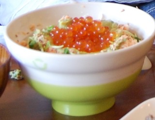 鮭といくらの親子丼 アボカドクリーム