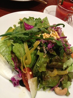 フラメンカエッグライスの前菜のサラダ