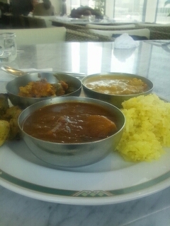 平日　　　　　　１１：００～１４：３０　土・日・祝日　　１１：００～１５：３０