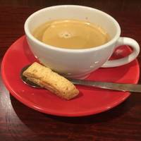 ビスコッティ付きのコーヒー