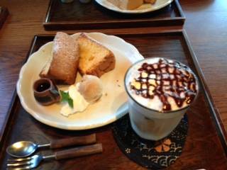 焼きシフォンケーキとドリンク