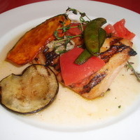 チキンモモ肉の香草グリル　ライムソース