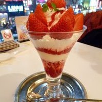 ストロベリーパフェ