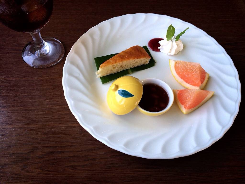 天ぷら　もずく　黒米　サラダ　煮物　しゃけ　キノコ　デザート　フルーツ　珈琲