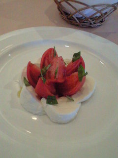 水牛のモッツァレラとトマトのカプレーゼ