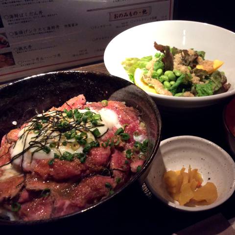 炙り牛タタキと温玉ねぎとろ丼