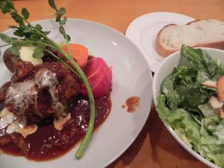 牛すじシチューかけハンバーグ