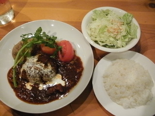 牛すじシチューかけハンバーグ