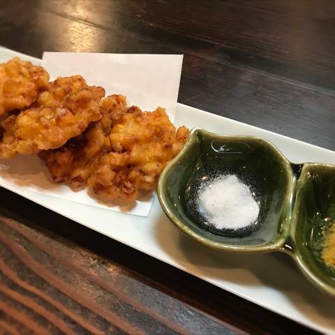 トウモロコシのかき揚げ天ぷら(岩塩とカレー塩)