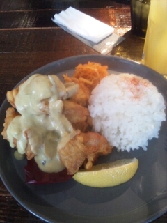 鶏のからあげクリームソース