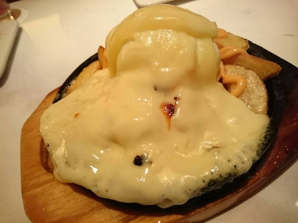 ポテトフライのラクレットチーズのせ