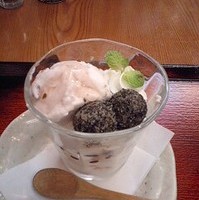 桜葉のムースと黒ごま団子のパフェ