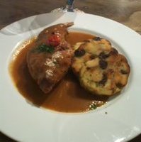 うさぎの骨付きもも肉の煮込み、ローズヒッ…