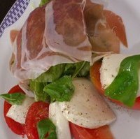 生ハムとカプレーゼの盛り合わせ