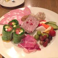 お肉屋さんのワインのあて盛り